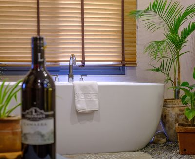 Deluxe room bathroom